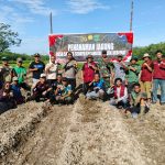 WUJUDKAN SWASEMBADA PANGAN, PEMERINTAH DESA SAYANG SEDAYU DAN BABINSA, BHABINKAMTIBMAS, PENDAMPNG LOKAL DESA (PLD),PBD, MASISWA UNTAN TANAM JANGUNG DI LAHAN 1 HEKTAR MILIK DESA SAYANG SEDAYU