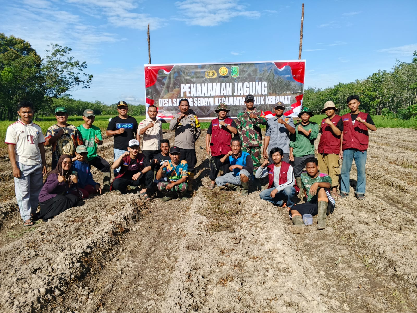 WUJUDKAN SWASEMBADA PANGAN, PEMERINTAH DESA SAYANG SEDAYU DAN BABINSA, BHABINKAMTIBMAS, PENDAMPNG LOKAL DESA (PLD),PBD, MASISWA UNTAN TANAM JANGUNG DI LAHAN 1 HEKTAR MILIK DESA SAYANG SEDAYU