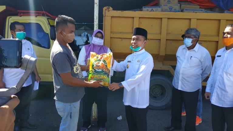 Sutarmidji Infak 1000 Paket Untuk Masyarakat Sambas