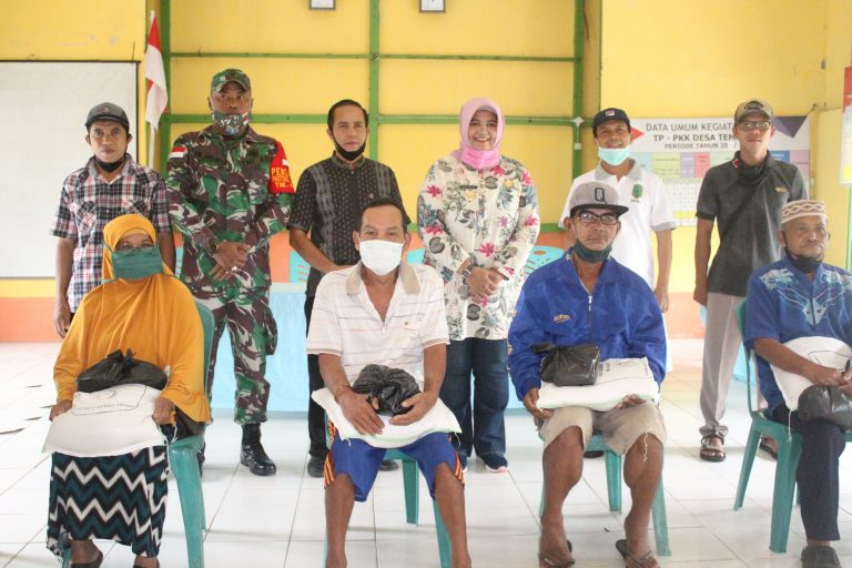 Wakil Bupati Serahkan Bantuan Pemda Tahap 4 di Desa Temajuk