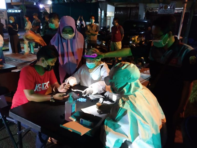 Gugus Tugas Covid-19 Kab. Sambas Mengadakan Rapid Tes di Kec. Pemangkat