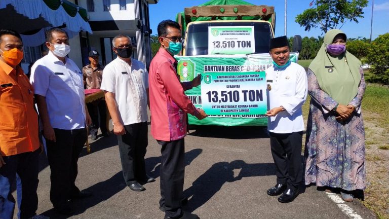 Pemprov Kalbar Berikan 13,5 Ton Beras Untuk Korban Banjir di Kabupaten Sambas
