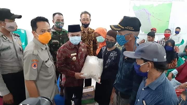 Bupati Serahkan Santunan Korban Banjir di Desa Sijang