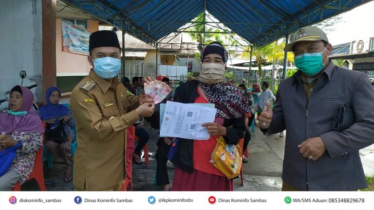 Bupati Serahkan BST di Kecamatan Teluk Keramat