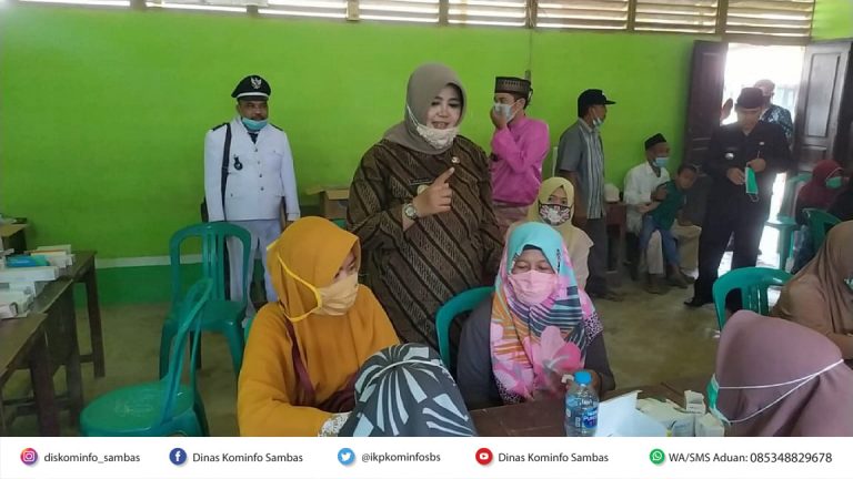 Hairiah Tinjau Pemeriksaan Kesehatan Massal di Desa Sapak Hulu Trans