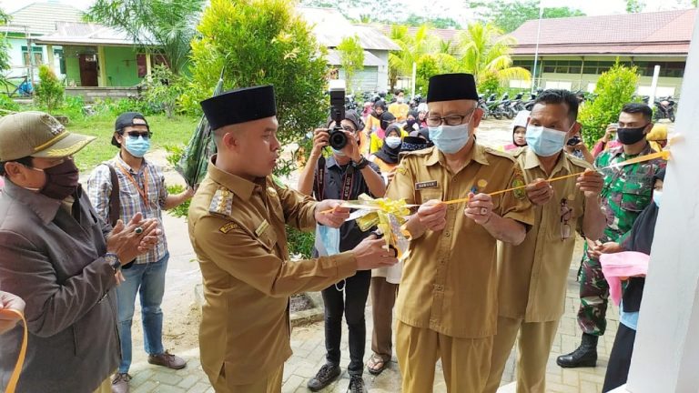 Bupati Sambas Resmikan Perpustakaan Sekolah Hijau SDN 27 Sekumbak