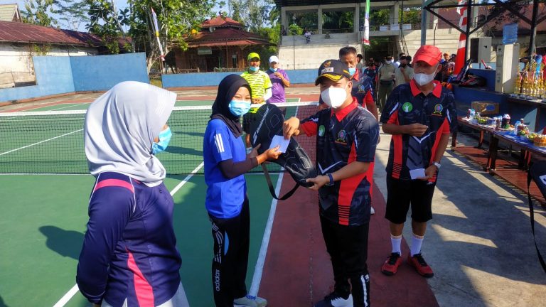 Peringatan HUT TNI Ke 76, Bupati Buka Turnamen Tenis Dandim CUP