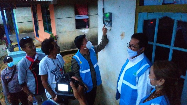 Ratusan Rumah Warga Di Desa Madak dan Balai Gemuruh Sudah Teraliri Listrik