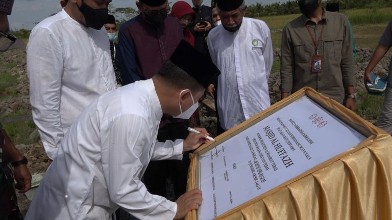 Bupati dan Wakil Bupati Sambas Letakan Batu Pertama Pembangunan Masjid Al Hufazzh