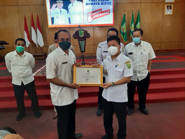 Pemberian Penghargaan Camat dan Desa Atas Intensiifikasi Panjak Bumi