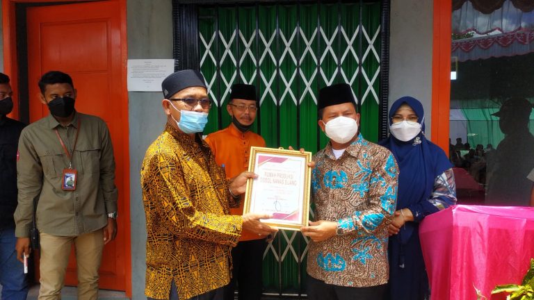 Bupati Sambas Resmikan Rumah Produksi Dodol Nanas di Desa Sijang
