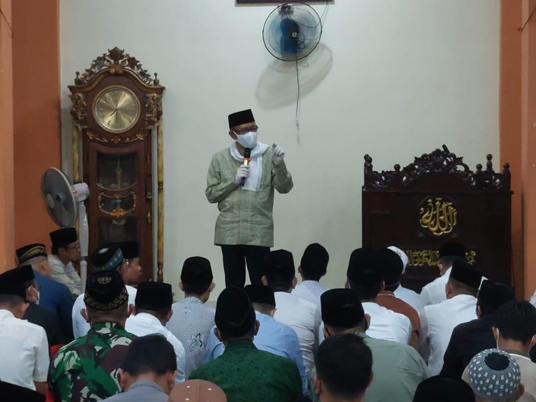 Gubernur Sutarmidji Terawih Bersama Bupati Sambas di Desa Kubangga