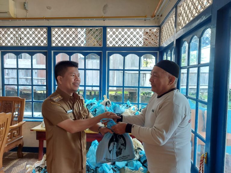 Bupati Sambas Satono Bagikan Sembako Untuk Masyarakat