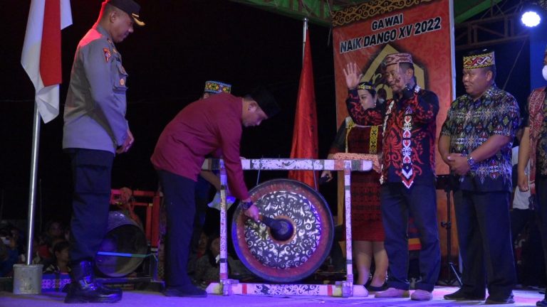 Wabup Rofi Tutup Gawai Naik Dango Ke XV Kab. Sambas Tahun 2022