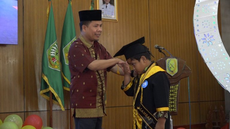 Rasa Bangga Bupati Satono Kepada TK Islam Sulthoniyah Sambas