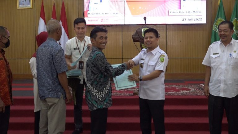 Bupati Satono Serahkan 191 SK Pemberhentian PNS Dengan Hak Pensiun