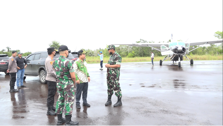 Bupati Satono Bersama Danlanud Supadio Tinjau Landasan Udara TNI AU Di Liku
