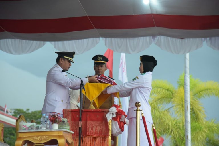 Wabup Rofi Pimpin Upacara Penurunan Bendera HUT RI ke -77 di Kab. Sambas