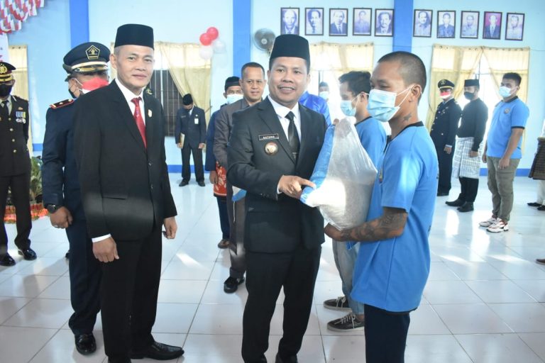 Bupati Satono Serahkan 276 SK Remisi WBP Rutan Kelas II Sambas pada HUT RI Ke-77