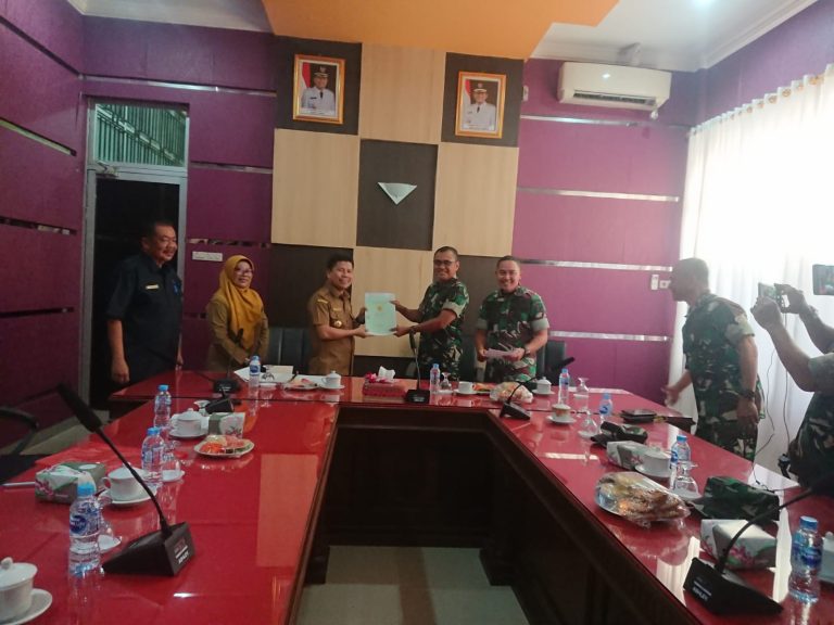 Serahkan Aset, Bupati Harap Kolaborasi TNI Pemda Tetap Terjalin