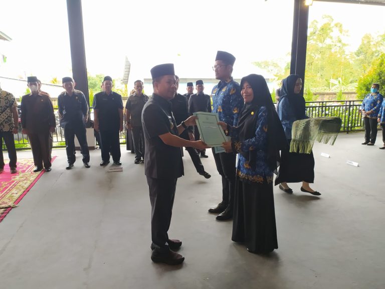 Bupati Satono Serahkan 852 SK P3K Guru Kabupaten Sambas
