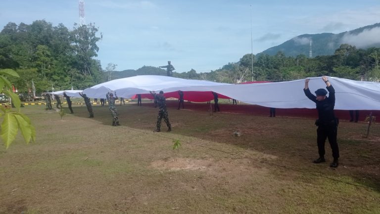 Wabup Rofi Hadiri Pembentangan Merah Putih Raksasa di Batas Aruk
