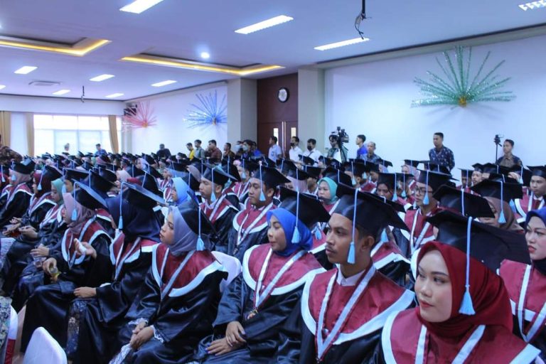 Gubernur Sutarmidji Bersama Wabup Rofi Hadiri Wisuda 375 Mahasiswa Poltesa
