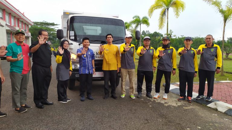 Bupati Satono Serahkan 1 Unit Mobil Kebersihan Untuk Kecamatan Tebas