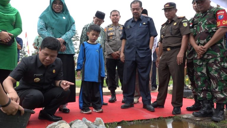 Bupati Sambas H. Satono Letakkan Batu Pertama Pembangunan Masjid Al-Mumtaz
