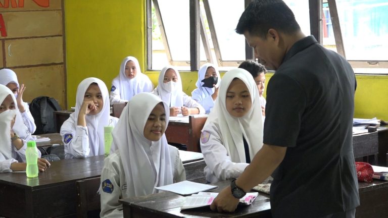 Pastikan Berjalan Baik, Bupati Sambas H. Satono Sempatkan Pantau KBM di Sekolah