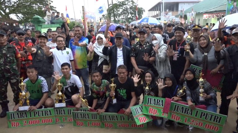 Saksikan Final Voli di Selakau, Bupati Satono Senang Masyarakat Terhibur