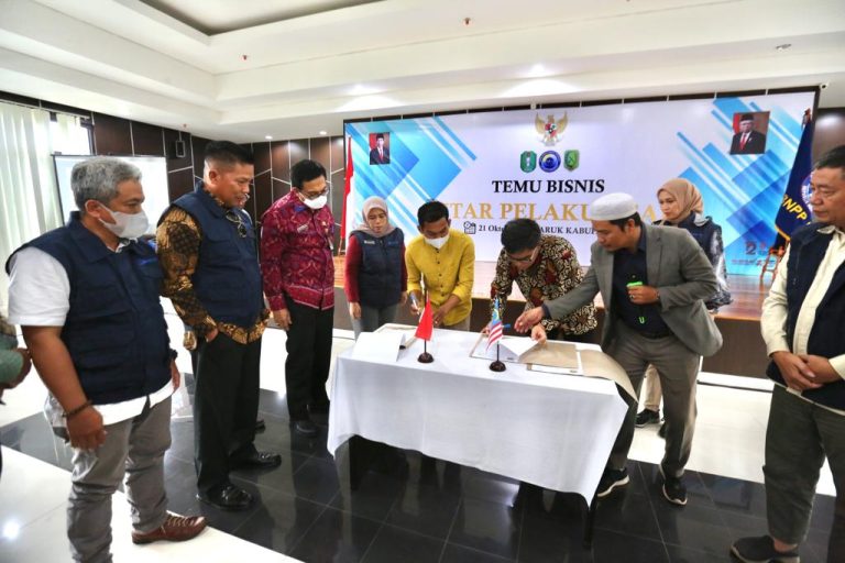 Pelaku Usaha Kabupaten Sambas dan Serawak Malaysia Tandatangani MoA Perdagangan dan Investasi