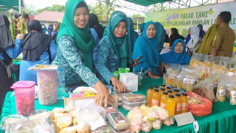 TP PKK Kabupaten Sambas Gelar Lomba Nasi Adab Berbahan Singkong