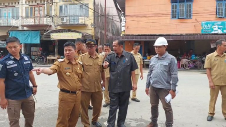 Bupati Satono Pantau Progres Pembangunan Drainase & Pedestrian Pasar Sambas