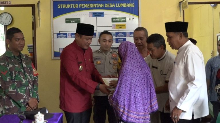 Serahkan BLT-DD Secara Simbolis, Wabup Rofi Doakan Masyarakat Dinaikkan Derajatnya