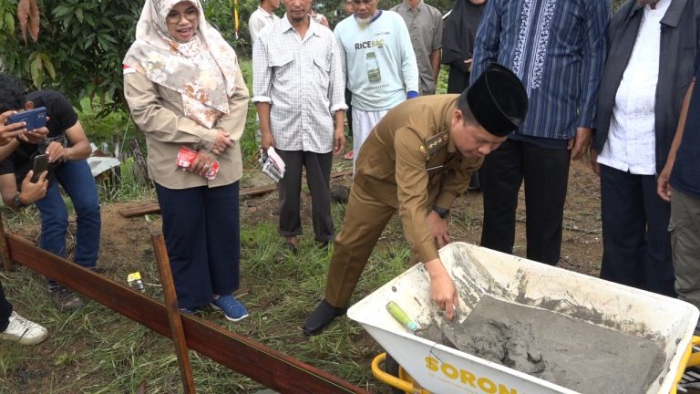 Bupati Satono Letakkan Batu Pertama Pembangunan Musholla Desa Malek Paloh
