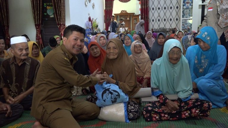 Bupati Satono Bagikan Sembako di Kecamatan Galing