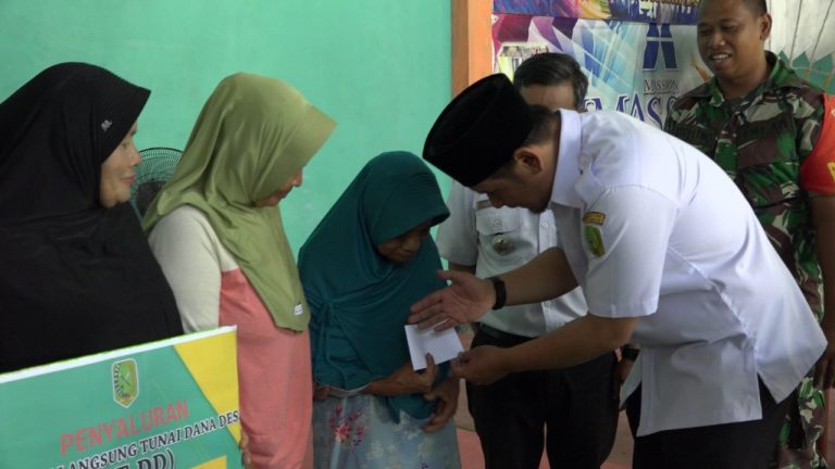 Serahkan BLT-DD, Wabup Rofi Apresiasi Pemerintah Desa Sulung