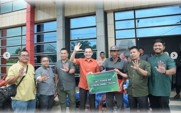 Bupati Satono Serahkan Bantuan Alsintan Bersama Anggota Komisi IV DPR RI Daniel Johan