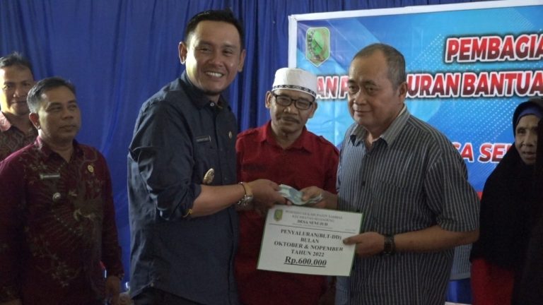 Serahkan BLT DD Desa Senujuh, Wabup Harap Blt Tersebut Dapat Dimanfaatkan Dengan Sebaik-Baiknya