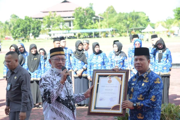Bupati Sambas Satono Diberi Penghargaan Anugerah Dwija Praja Nugraha Dari PGRI