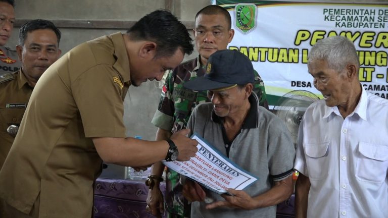 Wabup Rofi Serahkan BLT-DD Tahap 12 Sekaligus Pantau Posyandu di Desa Setalik