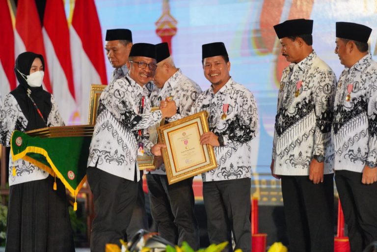 Peringatan HAN Bersama Presiden Jokowi, Bupati Satono Terima Anugerah Dwija Praja Nugraha