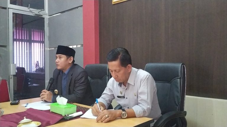 PIMPIN RAPAT PENANGGULANGAN HIV/AIDS, WABUP ROFI INGIN HASILKAN LANGKAH KOMPREHENSIF