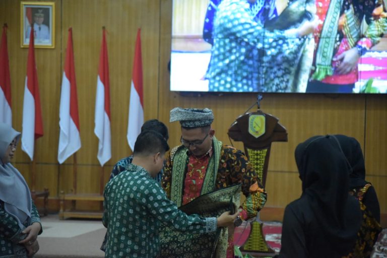 BUPATI DAN WAKIL BUPATI SAMBAS HADIRI PISAH SAMBUT KAPOLRES