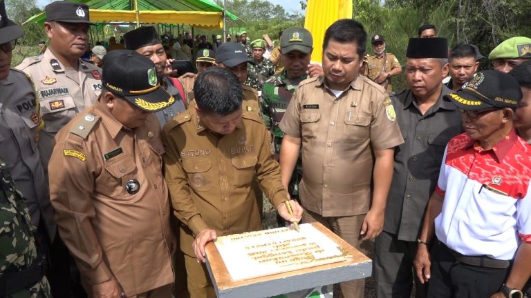 BUPATI SATONO RESMIKAN TUGU VETERAN 10 JANUARI 1949 PARAK AIR DESA SEMPADIAN