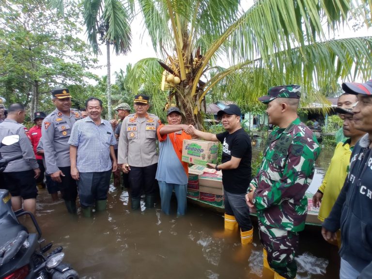 Pantau Banjir, Bupati Satono Ingatkan Masyarakat Waspada Terhadap Naiknya Debit Air