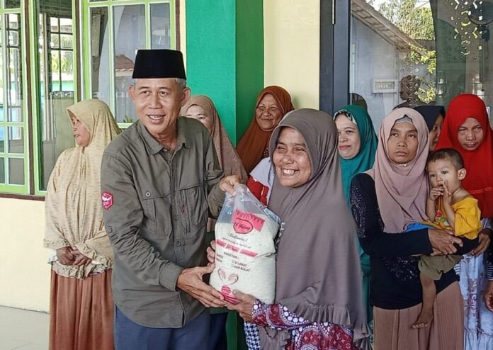 Penyaluran bantuan beras dari Sahabat Satono di Masjid Ummatul Islam, Kecamatan Semparuk, Kabupaten Sambas, Sabtu (18/2/2023)