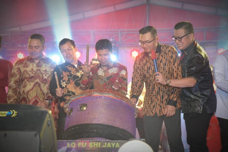 Dengan Pemukulan Gong, Bupati Satono Buka Perayaan Imlek dan Cap Go Meh Tahun 2023