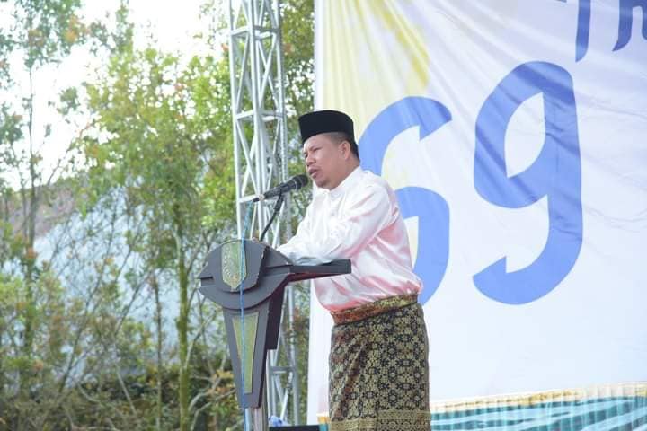 HADIRI REUNI AKBAR SMPN 1, BUPATI SATONO SAMPAIKAN PROGRESS PEMBANGUNAN SAMBAS BERKEMAJUAN